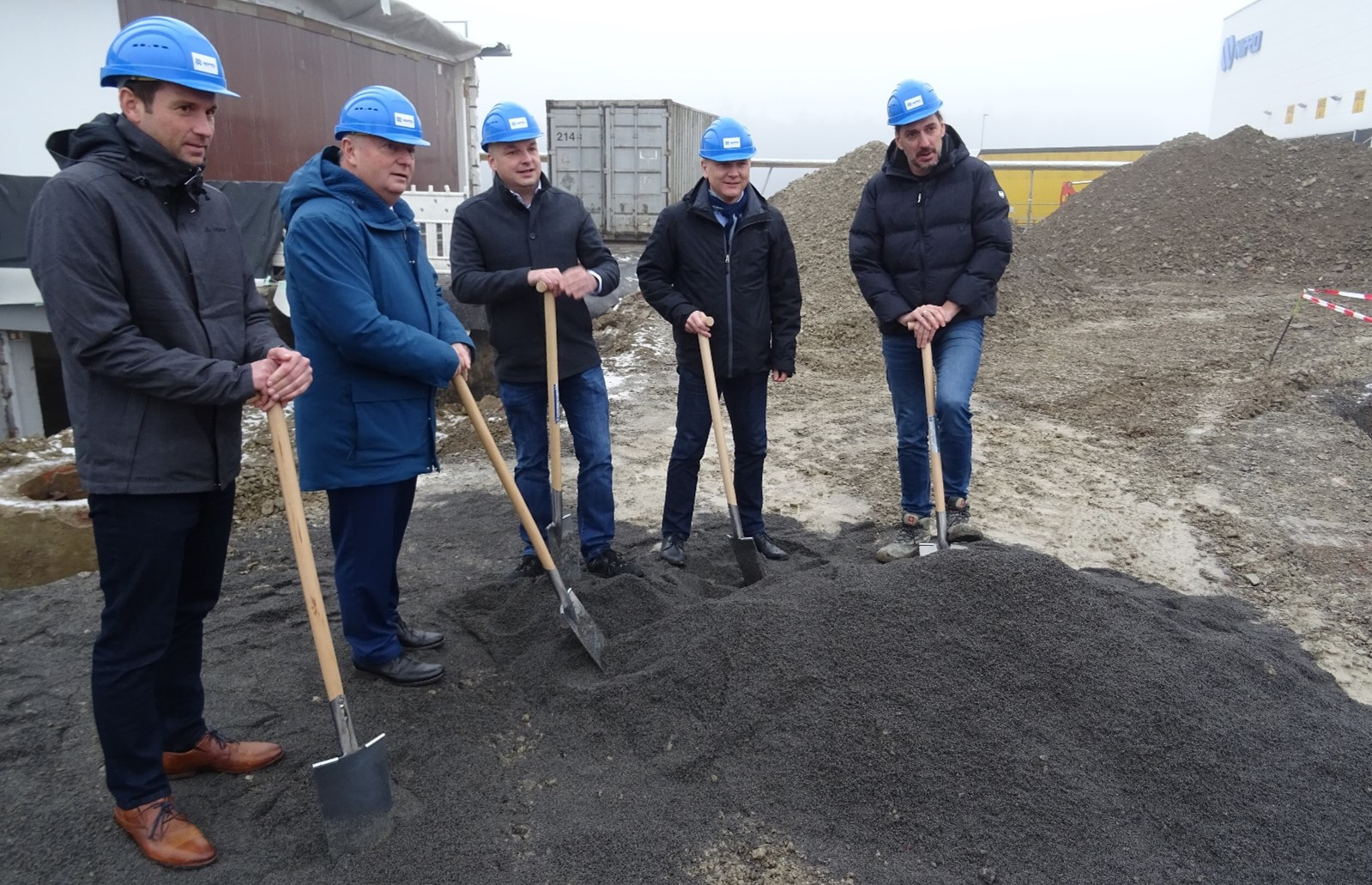 Men breaking ground in Münnerstadt - Nipro